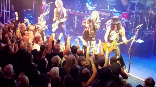 Guns N' Roses perform first classic reunion show. So awesome to see them back together again 😎. Kabar gembira nih buat fans nya GNR, soalnya Axl sama Slash udah baikan lagi 👍🏻 #worldmusicaddict #gnr #gunsnroses #axl #slash