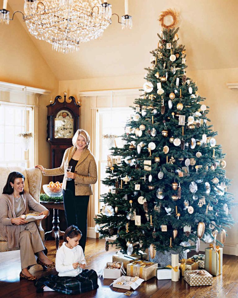 We Want To Go To Her Place: Martha Stewart has 40 Xmas Trees in her House! 