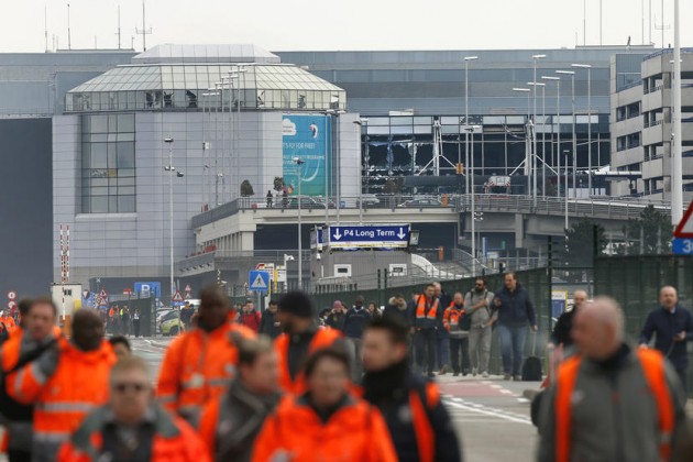 People leave the scene of explosions at Zaventem airport near Brussels, Belgium, March 22, 2016.    REUTERS/Francois Lenoir - RTSBLJQ